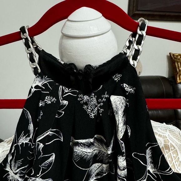 WHBM jumper. Size 0 . Like new condition. Pretty black and white print, stretchy - Picture 2 of 5